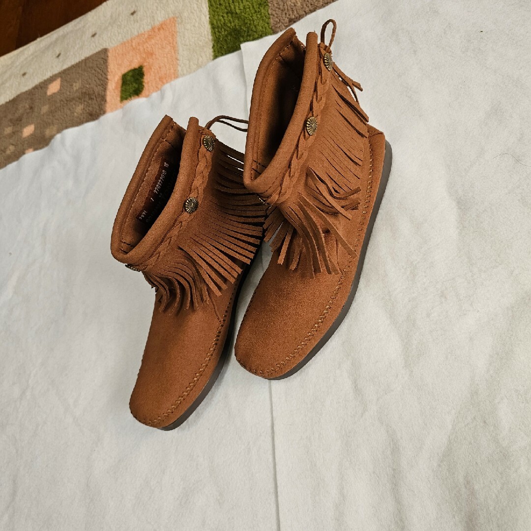 Minnetonka(ミネトンカ)のMINNETONKA × earth バックジップブーツ size24cm レディースの靴/シューズ(ブーツ)の商品写真