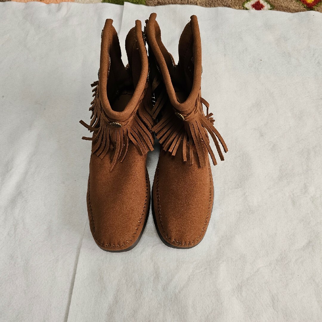 Minnetonka(ミネトンカ)のMINNETONKA × earth バックジップブーツ size24cm レディースの靴/シューズ(ブーツ)の商品写真