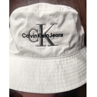 カルバンクライン(Calvin Klein)のCALVIN KLEIN JEANS ハット　M　白　刺繍(ハット)