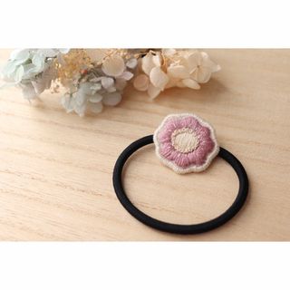 /刺繍/ピンク紫花のヘアゴム（大人向け）(ヘアアクセサリー)