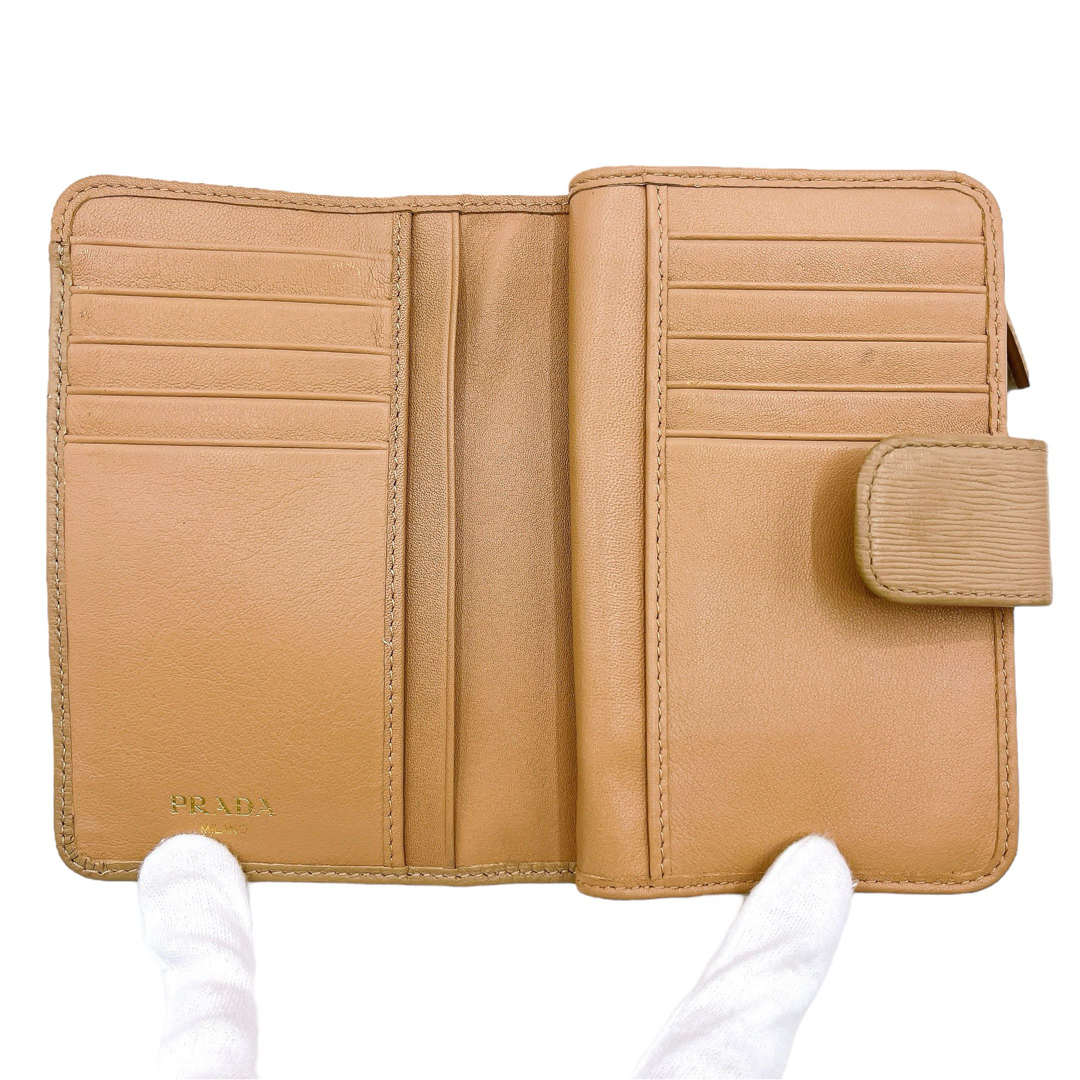 PRADA(プラダ)の良品 プラダ 1ML225 サフィアーノ 二つ折り財布 ベージュ レディース レディースのファッション小物(財布)の商品写真