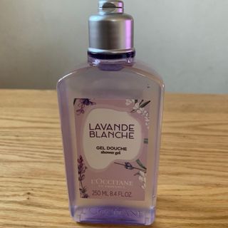 ロクシタン(L'OCCITANE)のロクシタン ホワイトラベンダー シャワージェル ボディソープ 250ml(ボディソープ/石鹸)