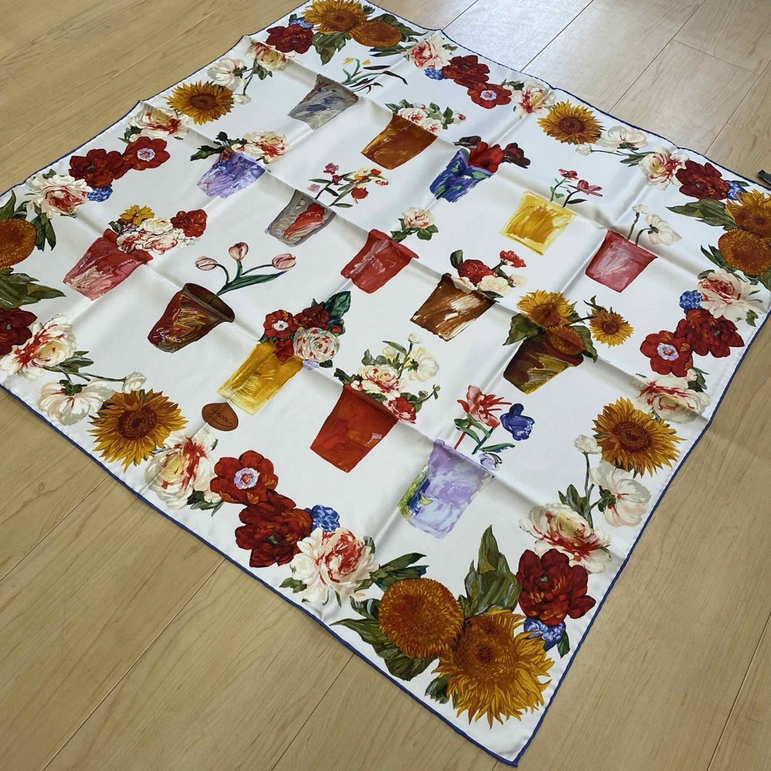 GUCCI グッチ 花柄スカーフ グレー&ホワイト - 小物 GUCCI グッチ 花柄スカーフ グレー&ホワイト - 小物