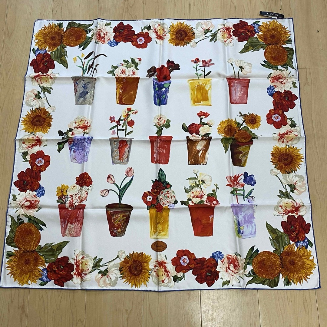 GUCCI グッチ 花柄スカーフ グレー&ホワイト - 小物 GUCCI グッチ 花柄スカーフ グレー&ホワイト - 小物