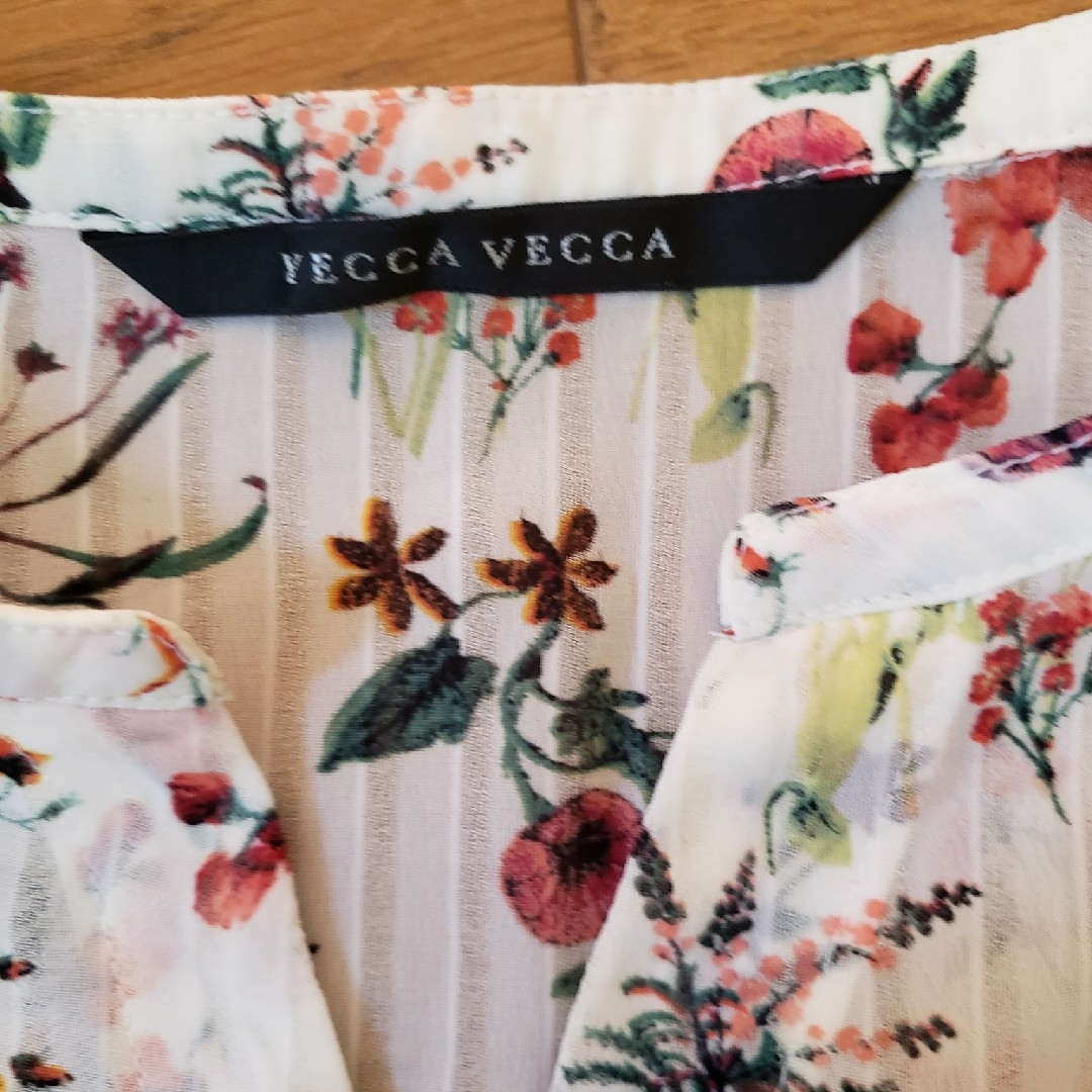 YECCA VECCA(イェッカヴェッカ)のラクダ様専用　YECCA VECCA　花柄ブラウス レディースのトップス(シャツ/ブラウス(長袖/七分))の商品写真