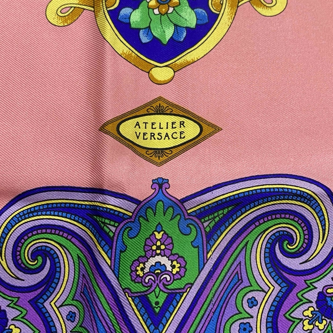 VERSACE(ヴェルサーチ)のアトリエ　ヴェルサーチ　ベルサーチ　スカーフ パープル　ピンク　　no.21 レディースのファッション小物(バンダナ/スカーフ)の商品写真