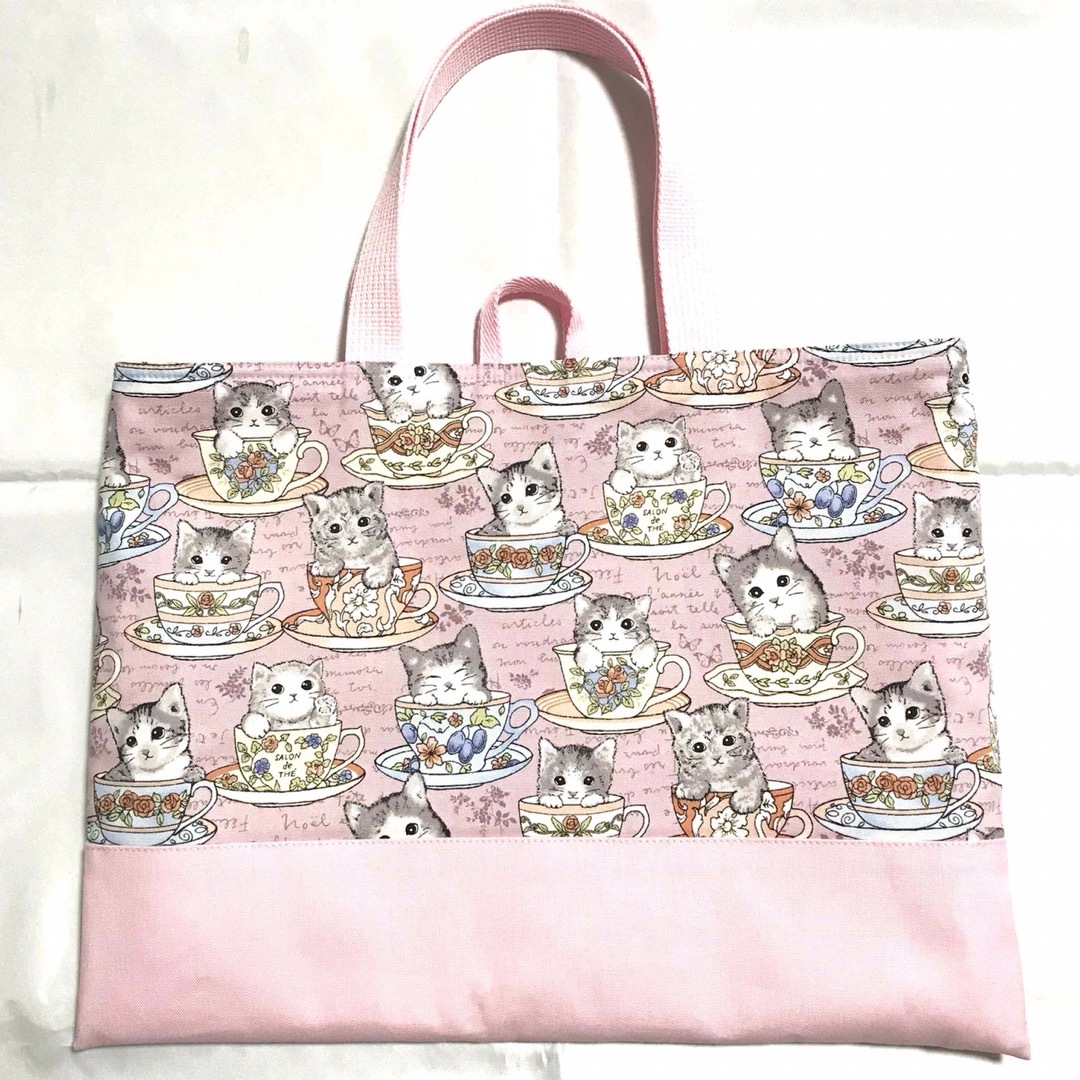 レッスンバッグ　猫にティーカップ／ピンク ハンドメイドのキッズ/ベビー(バッグ/レッスンバッグ)の商品写真