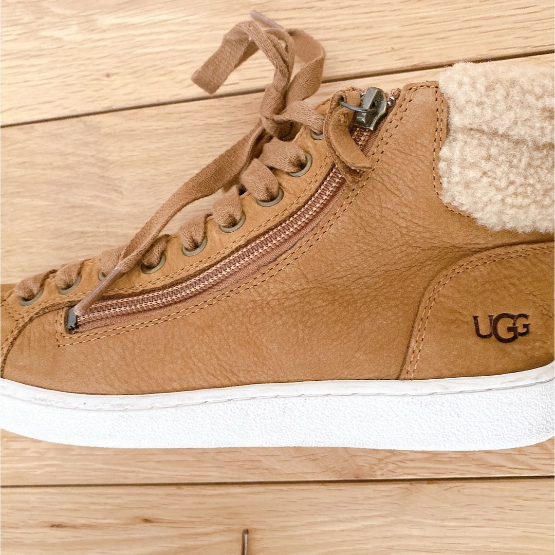 UGG(アグ)の 【UGG】ハイカット スエード スニーカー　23㌢ レディースの靴/シューズ(スニーカー)の商品写真