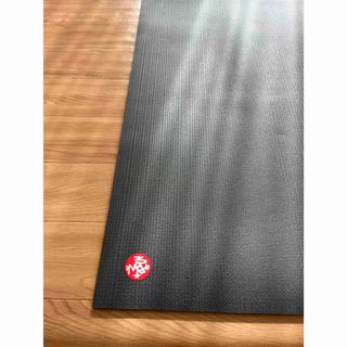 マンドゥカ(manduka)の【マンドゥカブラックマットPro】ヨガマット6mm(ヨガ)