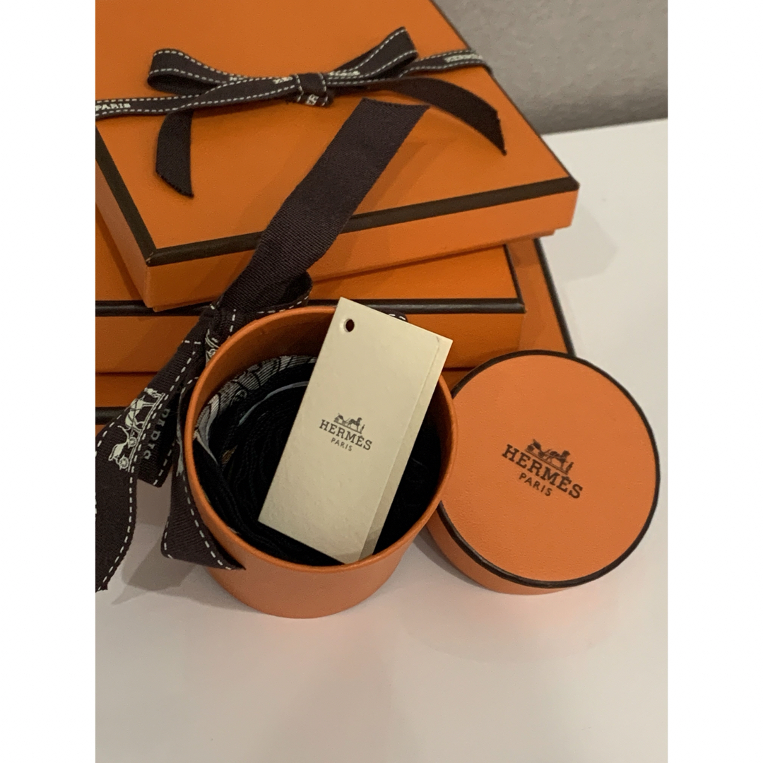 Hermes(エルメス)のエルメス　新品未使用　ツイリー　ブリッドドゥクール ブラック レディースのファッション小物(バンダナ/スカーフ)の商品写真