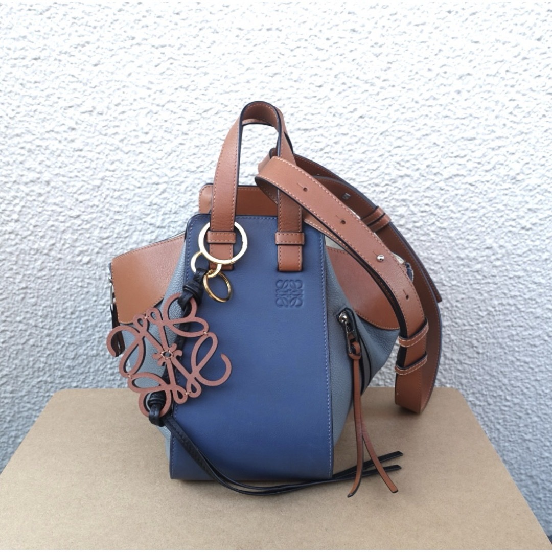 LOEWE(ロエベ)のLOEWE ハンモック スチールブルー タン バイカラー 正規品  レディースのバッグ(ハンドバッグ)の商品写真
