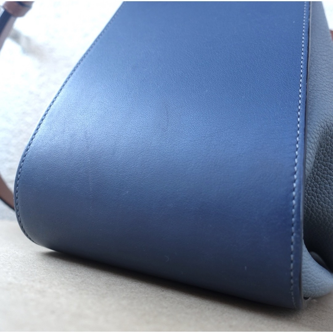 LOEWE(ロエベ)のLOEWE ハンモック スチールブルー タン バイカラー 正規品  レディースのバッグ(ハンドバッグ)の商品写真