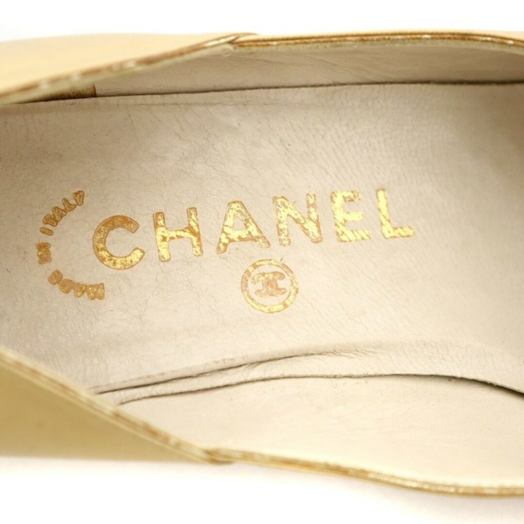 CHANEL(シャネル)のシャネル パンプス メタリックレザー 37.5 24.5cm ゴールドカラー レディースの靴/シューズ(ハイヒール/パンプス)の商品写真