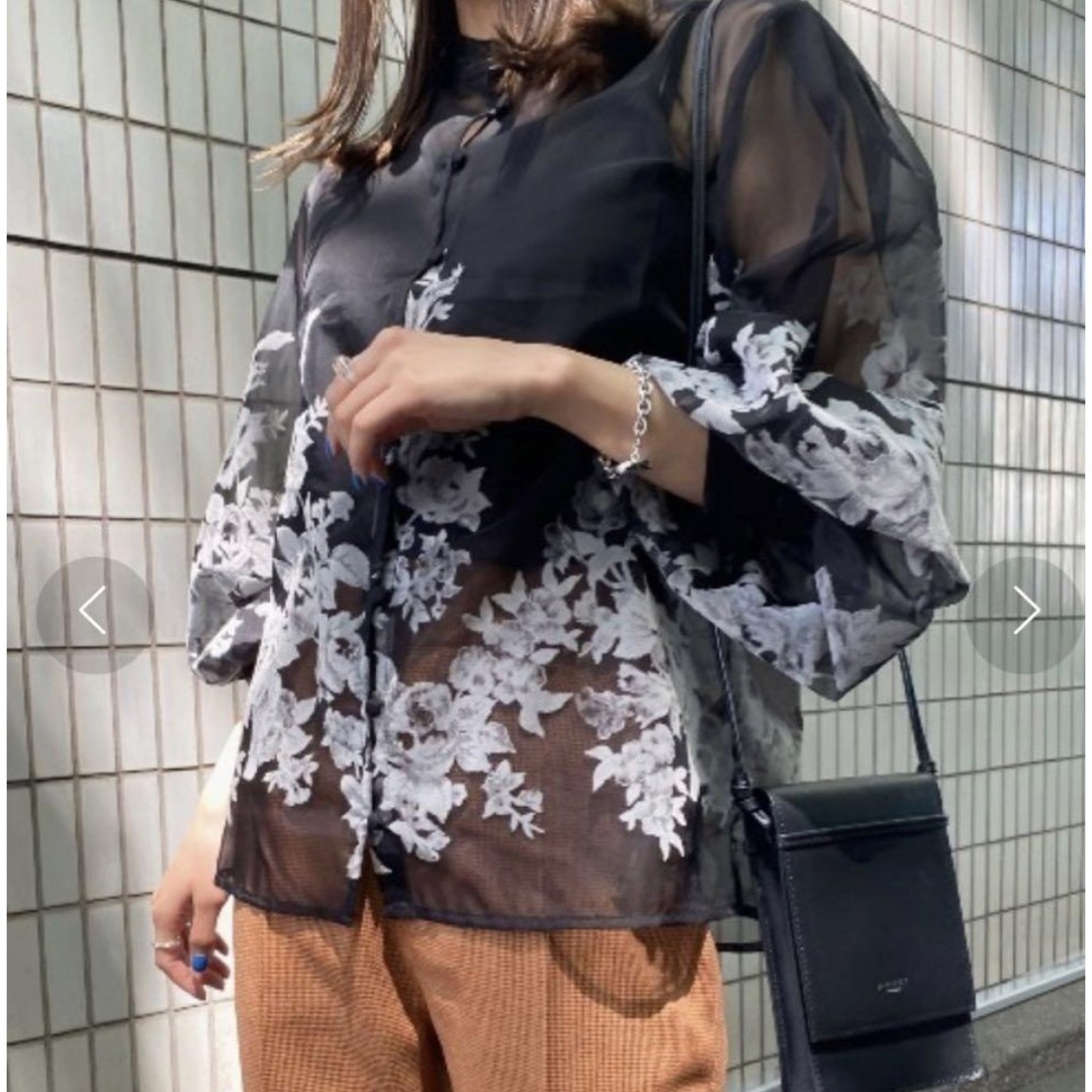 Ameri VINTAGE(アメリヴィンテージ)のAMERI　2WAY HAZE FLOWER BLOUSE レディースのトップス(シャツ/ブラウス(長袖/七分))の商品写真