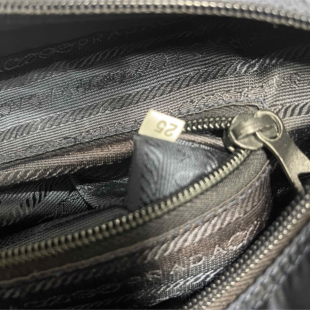 PRADA(プラダ)の専用PRADA プラダ  ハンドバッグ　ネイビー　ロゴプレート レディースのバッグ(ハンドバッグ)の商品写真