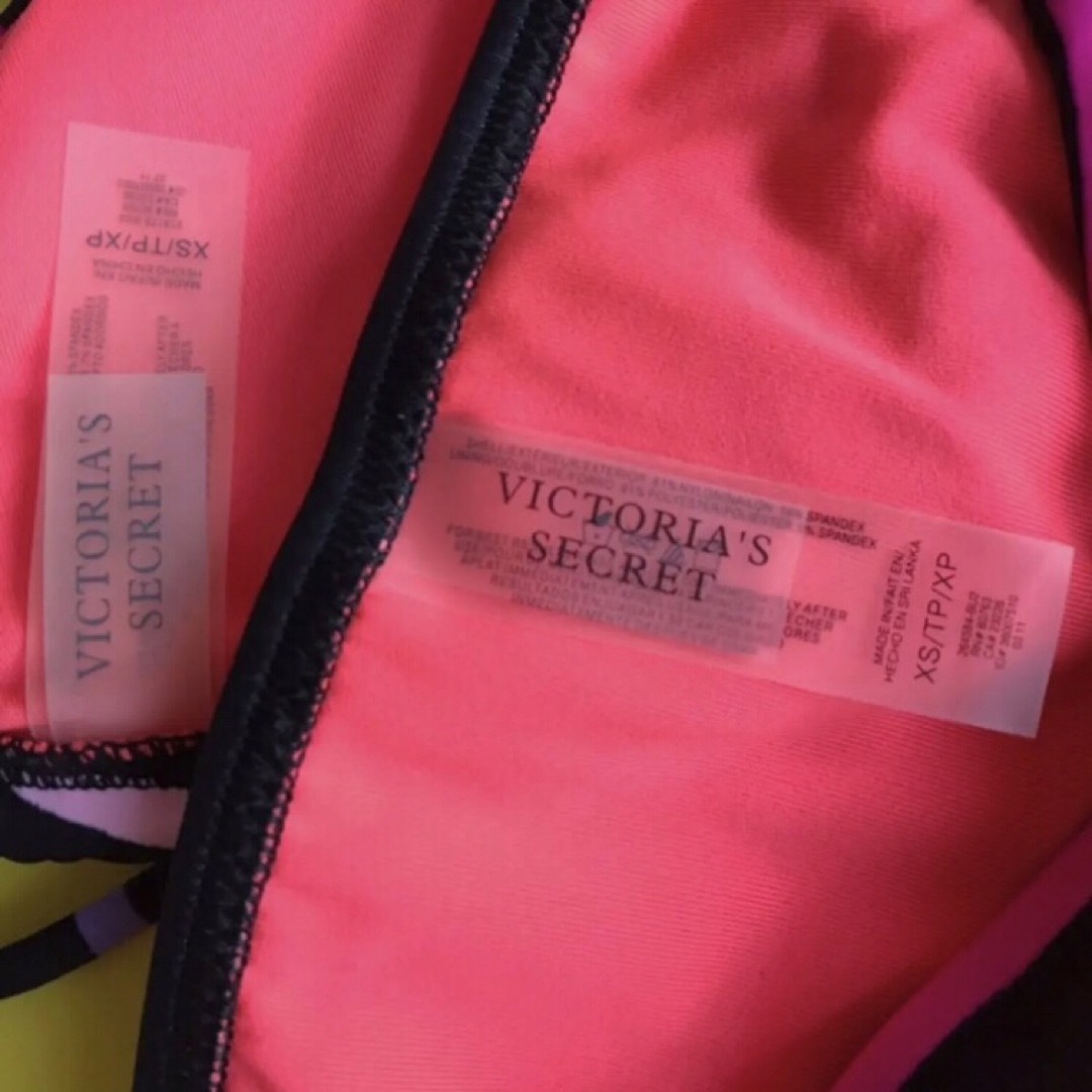 Victoria's Secret(ヴィクトリアズシークレット)のレア 新品 ヴィクトリアシークレット水着 黒 マルチ ボーダー XS レディースの水着/浴衣(水着)の商品写真