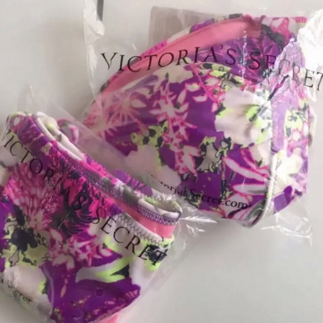 Victoria's Secret(ヴィクトリアズシークレット)のレア 新品 水着 ヴィクトリアシークレット パープル 花柄 XS レディースの水着/浴衣(水着)の商品写真