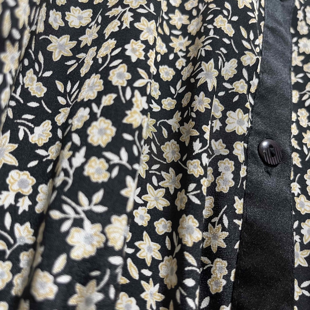 Lochie(ロキエ)の黒 小花柄 胸元レース プリーツ裾 レトロ ブラウス 古着 レディースのトップス(シャツ/ブラウス(長袖/七分))の商品写真