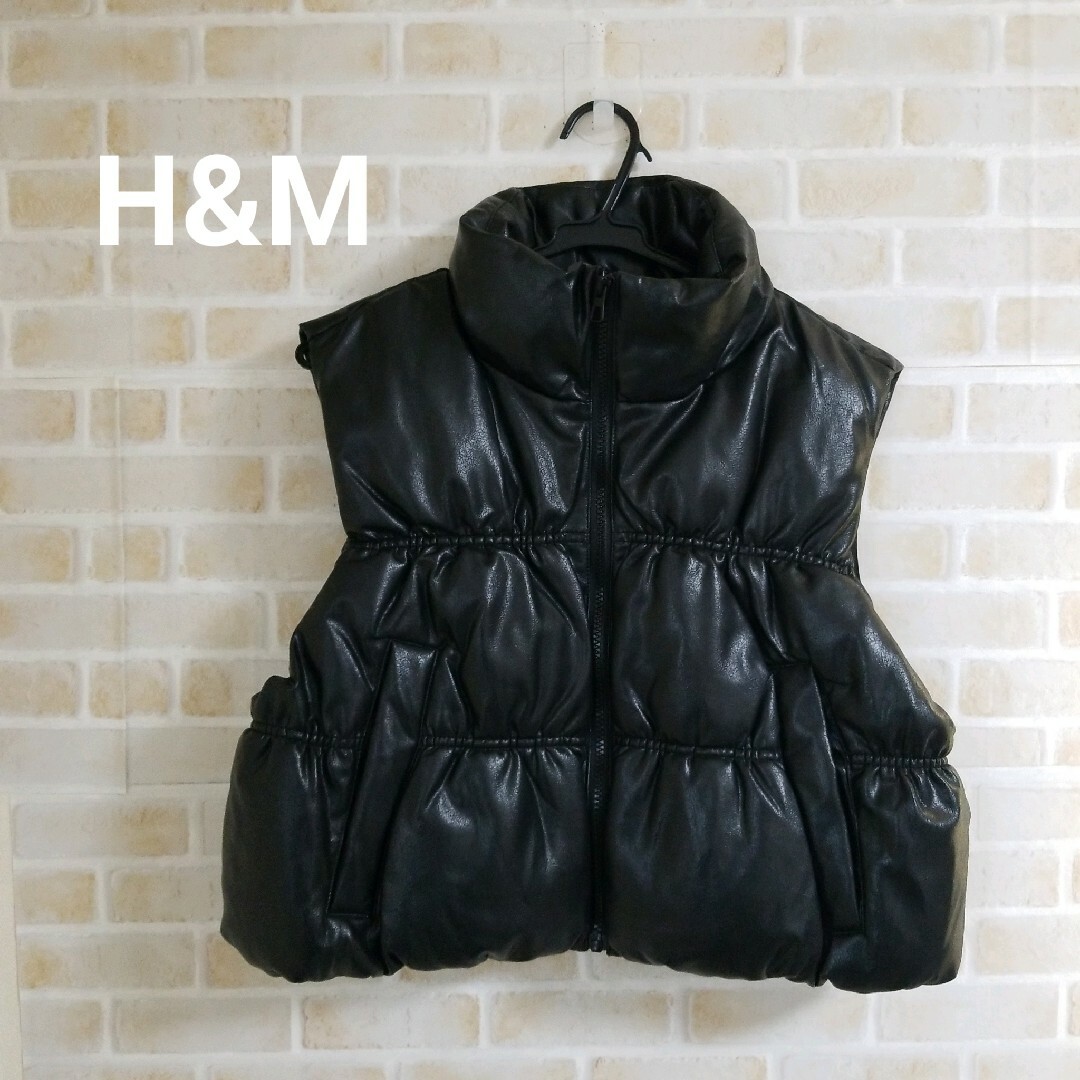 H&M(エイチアンドエム)の【本日削除/最終値下】H&M フェイクレザーショート丈ダウンベスト レディースのジャケット/アウター(ダウンベスト)の商品写真