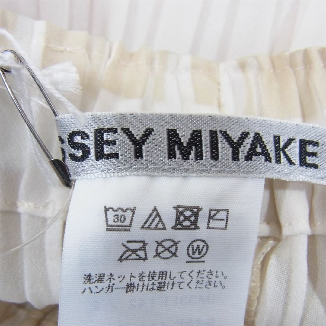 ISSEY MIYAKE(イッセイミヤケ)のISSEY MIYAKE イッセイミヤケ 23AW IM33FF142 Rhythmical Pleats Trousers リズミカル プリーツ テーパード パンツ ベージュ系 2【美品】【中古】 レディースのパンツ(カジュアルパンツ)の商品写真