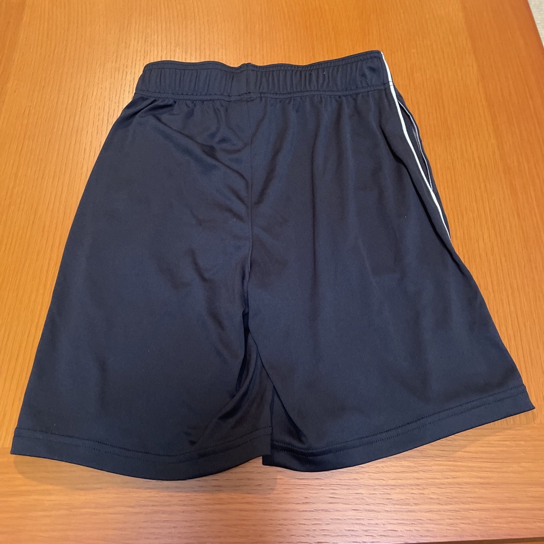 UNDER ARMOUR(アンダーアーマー)のアンダーアーマー  ハーフパンツ　ブラック　ＹＬＧ キッズ/ベビー/マタニティのキッズ服男の子用(90cm~)(パンツ/スパッツ)の商品写真