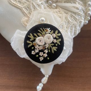 刺繍ブローチorヘアゴム✳︎ベージュローズとかすみ草の花束(コサージュ/ブローチ)