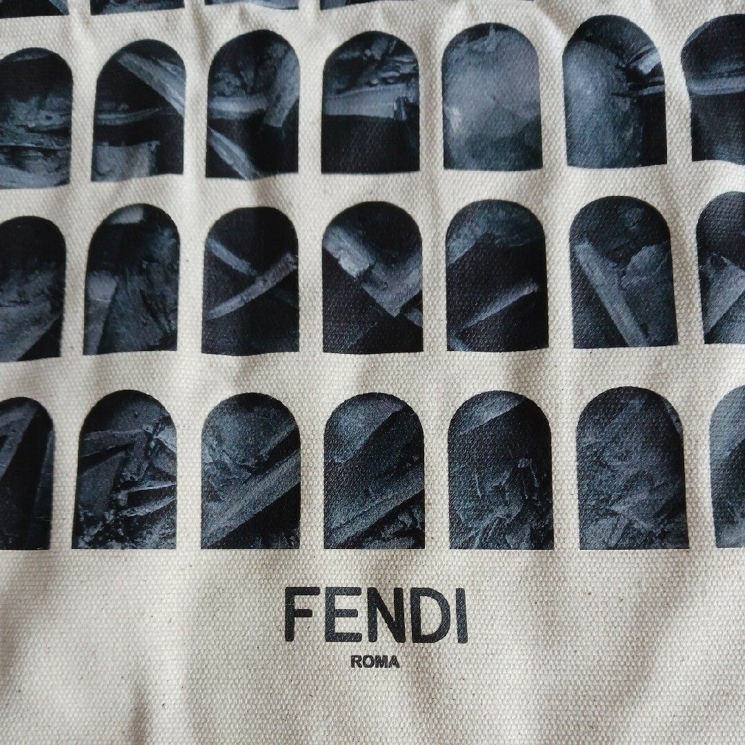 FENDI(フェンディ)のフェンディ　エコバッグ　彫刻家アルナルド・ポモドーロ展覧会　ローマ本社限定発売 レディースのバッグ(エコバッグ)の商品写真