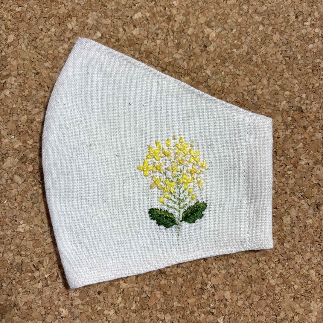 菜の花　花刺繍入　マスク　ハンドメイド ハンドメイドのファッション小物(その他)の商品写真