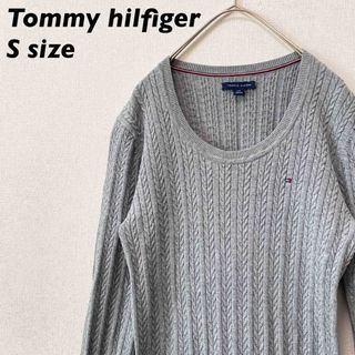 トミーヒルフィガー(TOMMY HILFIGER)のトミーヒルフィガー　ニット　セーター　ケーブル編み　刺繍ロゴ　男女兼用　Sサイズ(ニット/セーター)