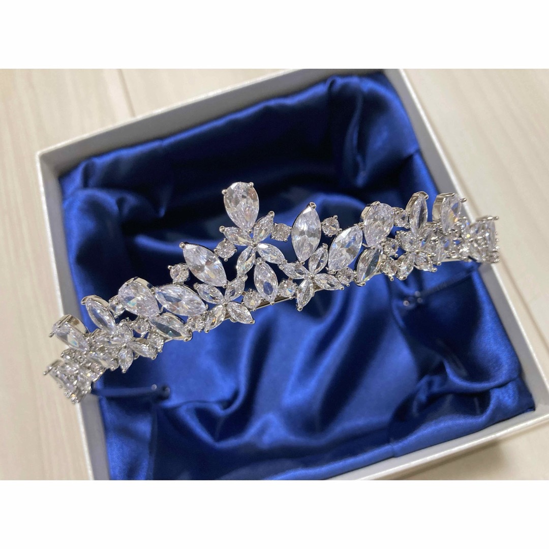 【美品】結婚式 ティアラ ヘッドドレス ブライダルアクセサリー ウェディング ハンドメイドのウェディング(ヘッドドレス/ドレス)の商品写真