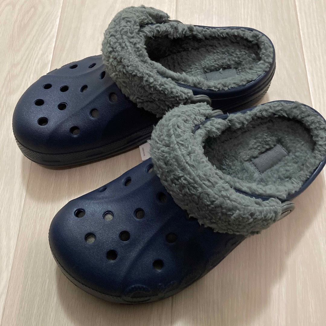 crocs(クロックス)の新品 25㎝ クロックス バヤ ラインド ファズ ストラップ ボア付き ネイビー メンズの靴/シューズ(サンダル)の商品写真