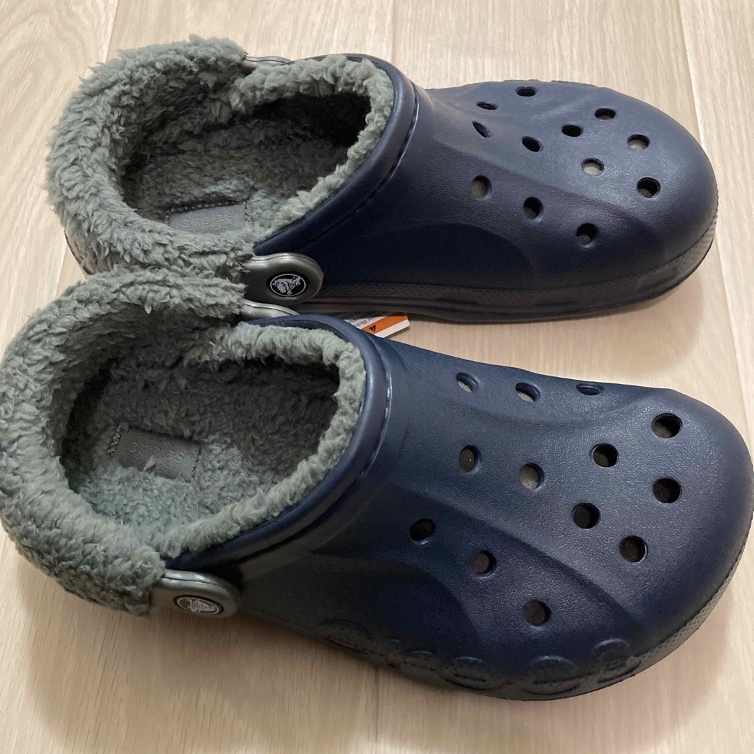 crocs(クロックス)の新品 25㎝ クロックス バヤ ラインド ファズ ストラップ ボア付き ネイビー メンズの靴/シューズ(サンダル)の商品写真