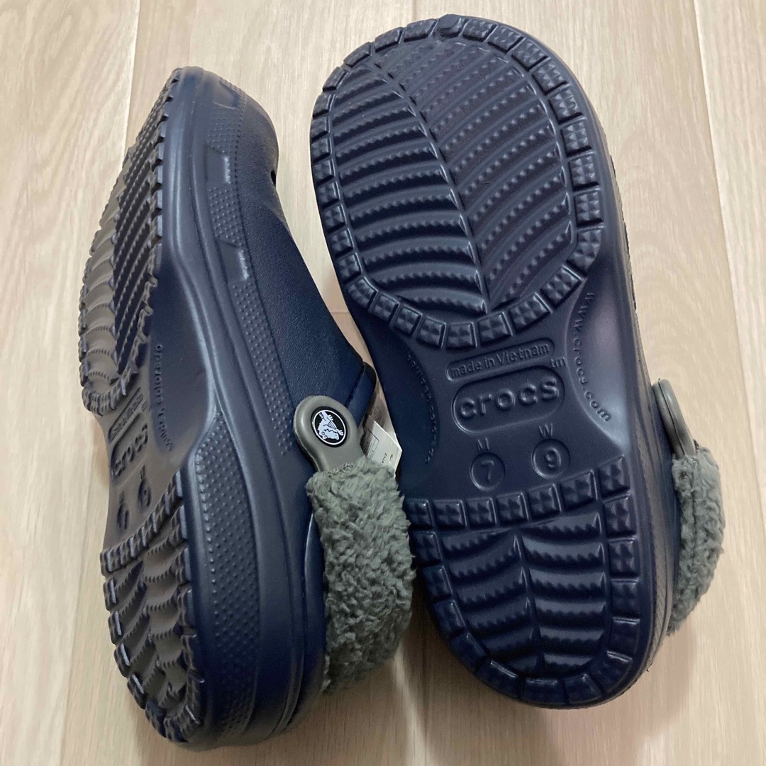 crocs(クロックス)の新品 25㎝ クロックス バヤ ラインド ファズ ストラップ ボア付き ネイビー メンズの靴/シューズ(サンダル)の商品写真