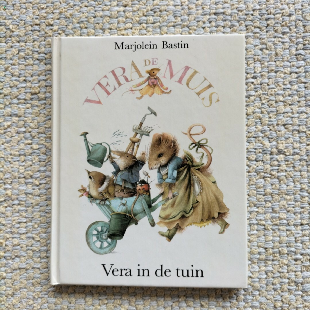 マロリン・バスティンの絵本「ネズミのベラ」シリーズより『庭のベラ』オランダ語版 エンタメ/ホビーの本(洋書)の商品写真