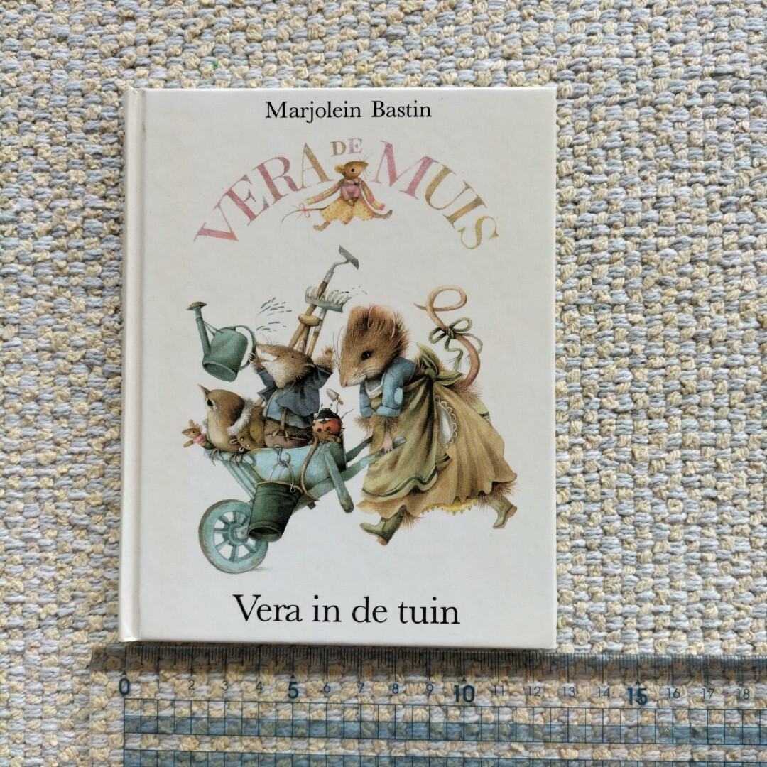 マロリン・バスティンの絵本「ネズミのベラ」シリーズより『庭のベラ』オランダ語版 エンタメ/ホビーの本(洋書)の商品写真