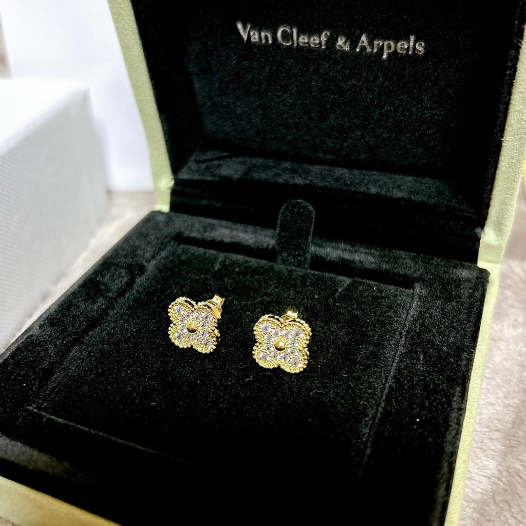 Van Cleef & Arpels(ヴァンクリーフアンドアーペル)の最終値下げ　アルハンブラモチーフ　ピアス　パヴェ　イエローゴールド レディースのアクセサリー(ピアス)の商品写真