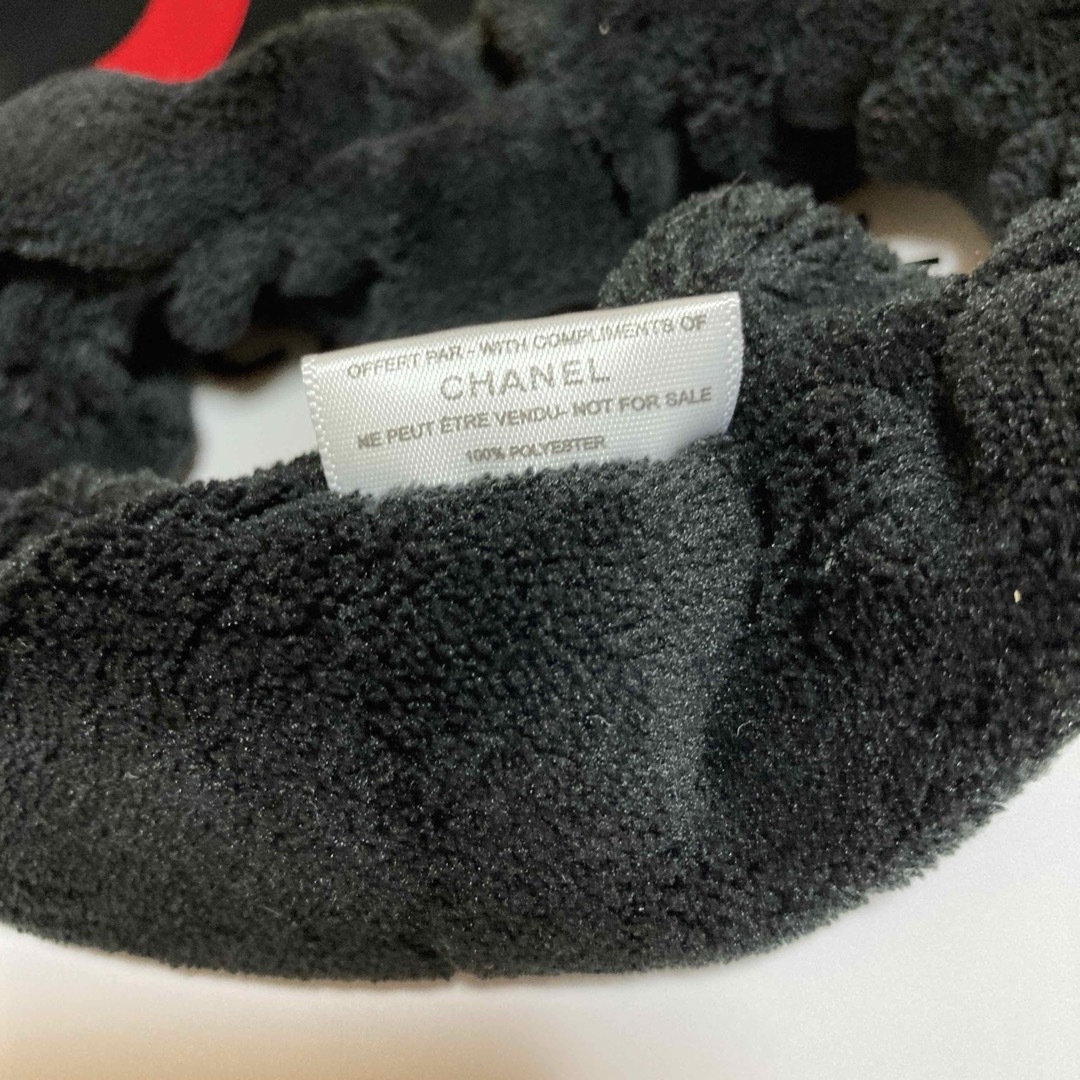 CHANEL(シャネル)のCHANEL/ヘアバンド/ブラック【ノベルティ】箱付き レディースのヘアアクセサリー(ヘアバンド)の商品写真