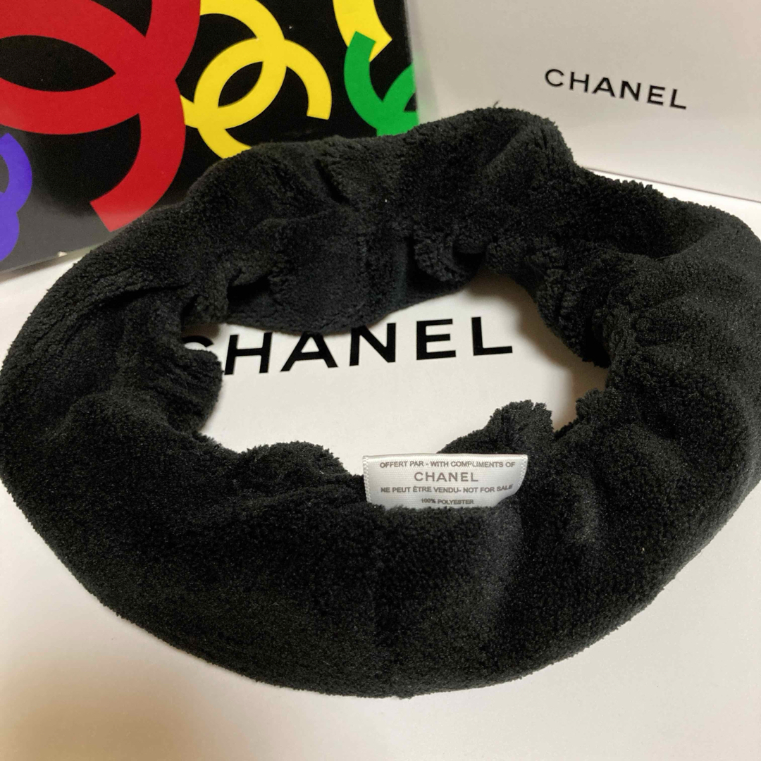 CHANEL(シャネル)のCHANEL/ヘアバンド/ブラック【ノベルティ】箱付き レディースのヘアアクセサリー(ヘアバンド)の商品写真