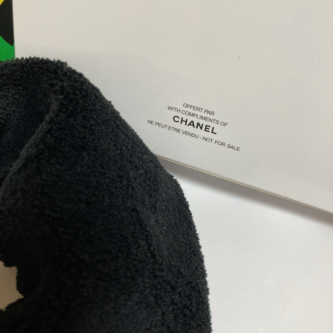 CHANEL(シャネル)のCHANEL/ヘアバンド/ブラック【ノベルティ】箱付き レディースのヘアアクセサリー(ヘアバンド)の商品写真