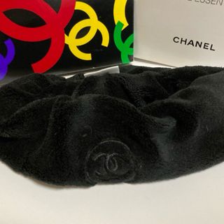 シャネル(CHANEL)のCHANEL/ヘアバンド/ブラック【ノベルティ】箱付き(ヘアバンド)