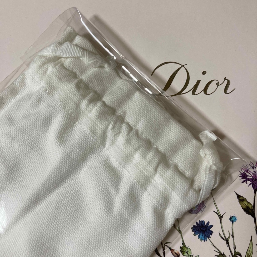 Christian Dior(クリスチャンディオール)の【新品】Dior/巾着袋✨ホワイト×ゴールドロゴ✨ レディースのファッション小物(ポーチ)の商品写真