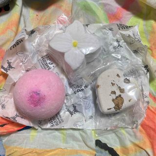 ラッシュ(LUSH)のラッシュバスボム桜日記フローラルボムティスティートティー ３つセット(入浴剤/バスソルト)