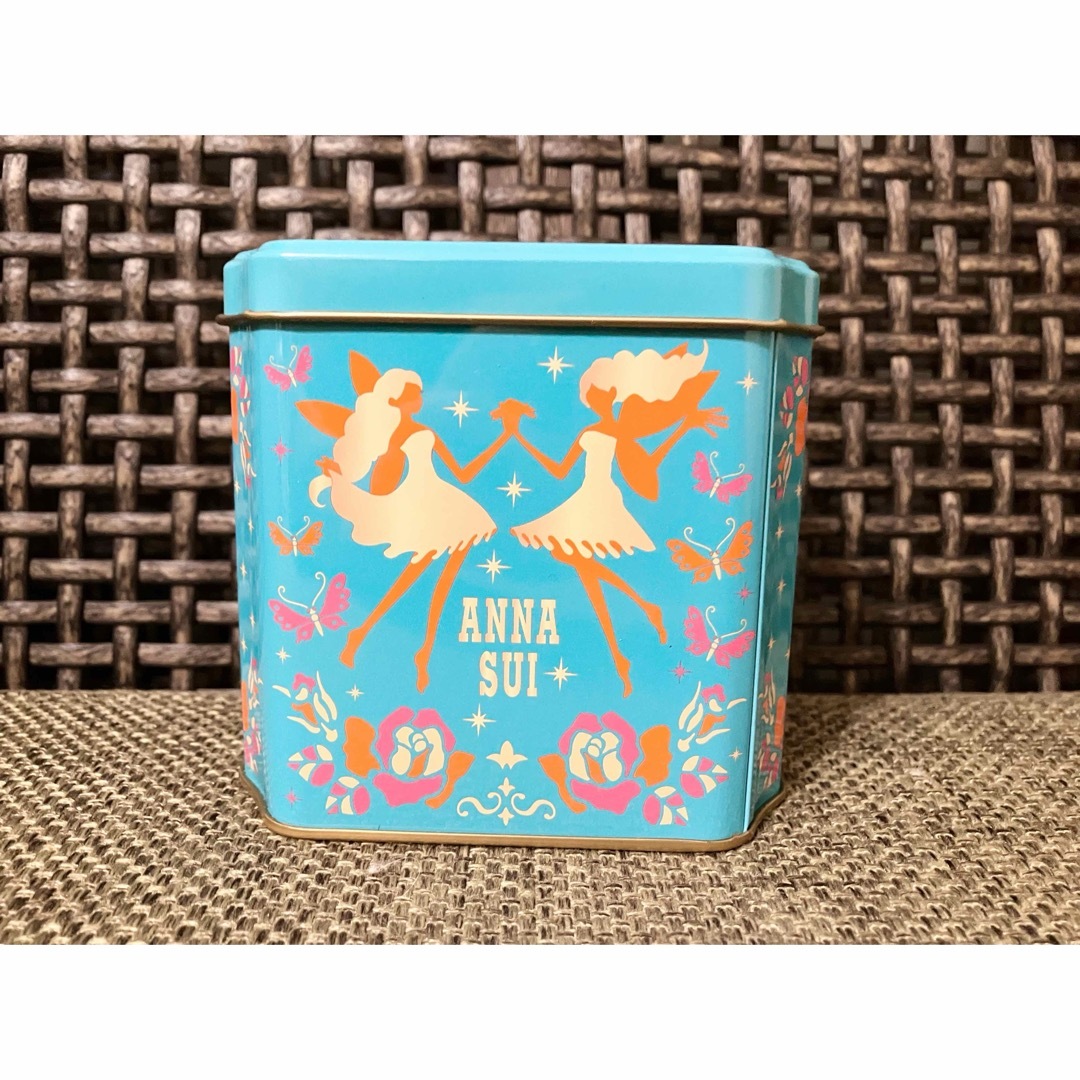 ANNA SUI(アナスイ)のカルディ　アンナスイ　お菓子缶　空き缶　小物入れ　クリスマス　annasui インテリア/住まい/日用品のインテリア小物(小物入れ)の商品写真