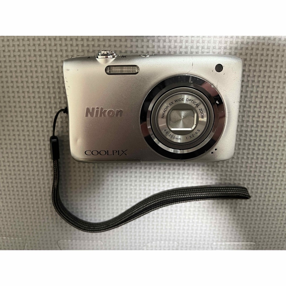 Nikon(ニコン)のNikon COOLPIX A 100 SILVER スマホ/家電/カメラのカメラ(コンパクトデジタルカメラ)の商品写真