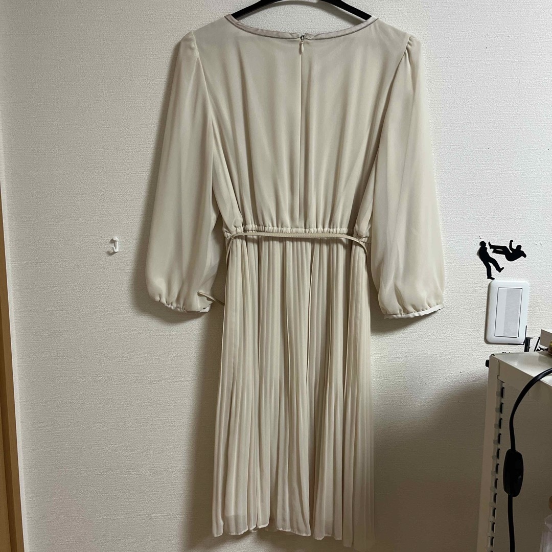 anySiS(エニィスィス)のanySiS 七分袖　ワンピース　ドレス　ベージュ レディースのワンピース(ひざ丈ワンピース)の商品写真