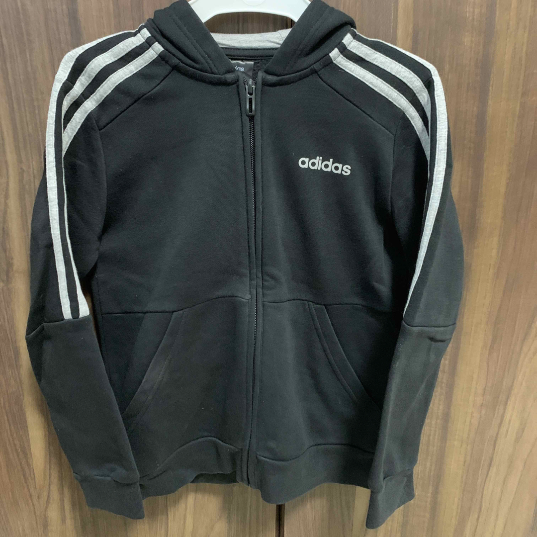 adidas(アディダス)の★美品　アディダス　adidas   パーカー(スウェット)   サイズ130 キッズ/ベビー/マタニティのキッズ服男の子用(90cm~)(ジャケット/上着)の商品写真