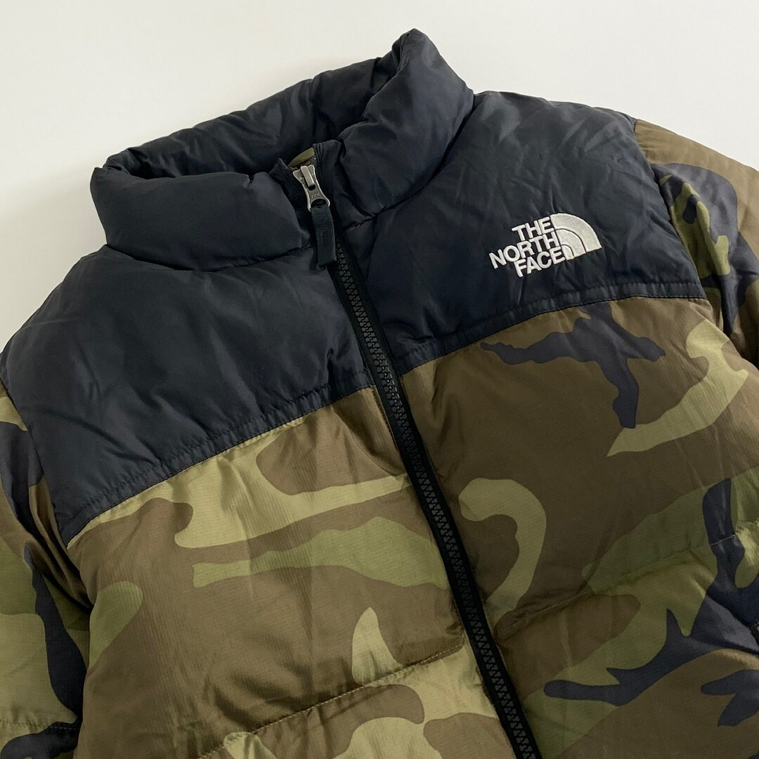 THE NORTH FACE(ザノースフェイス)の24a17 THE NORTH FACE ノースフェイス ダウンジャケット ダウン80％ ナイロンジャケット NDJ91864 キッズ 140 マルチカラー カモフラ 迷彩 トップス アウター キッズ/ベビー/マタニティのキッズ服男の子用(90cm~)(ジャケット/上着)の商品写真