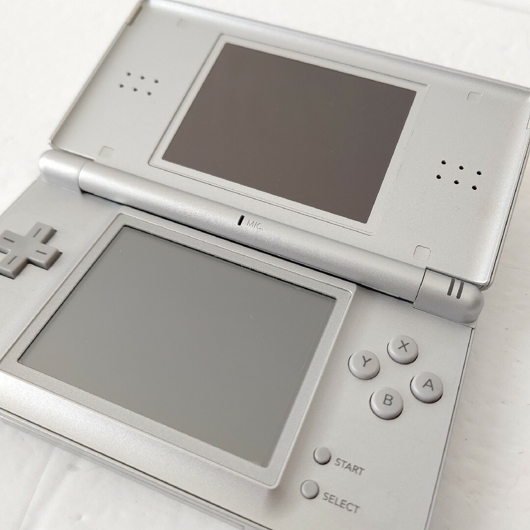 ニンテンドーDS(ニンテンドーDS)のNintendo　ニンテンドーDSlite グロスシルバー　美品　任天堂ゲーム機 エンタメ/ホビーのゲームソフト/ゲーム機本体(携帯用ゲーム機本体)の商品写真