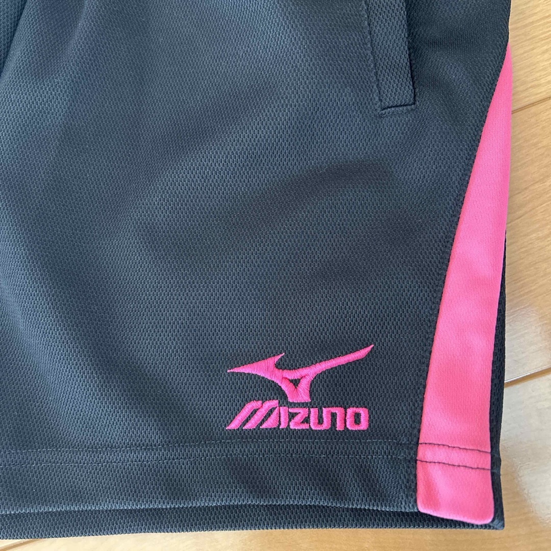 MIZUNO(ミズノ)のMIZUNO  バレーボールパンツ　短パン（黒×ピンク） スポーツ/アウトドアのスポーツ/アウトドア その他(バレーボール)の商品写真