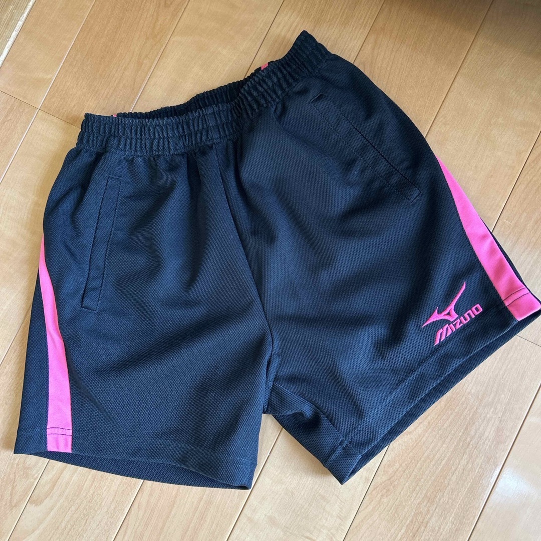 MIZUNO(ミズノ)のMIZUNO  バレーボールパンツ　短パン（黒×ピンク） スポーツ/アウトドアのスポーツ/アウトドア その他(バレーボール)の商品写真